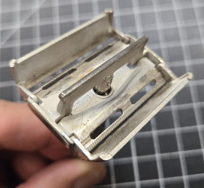 Vintage twist-to-open double-edge safety razor, 1950s or 60s - Image 4