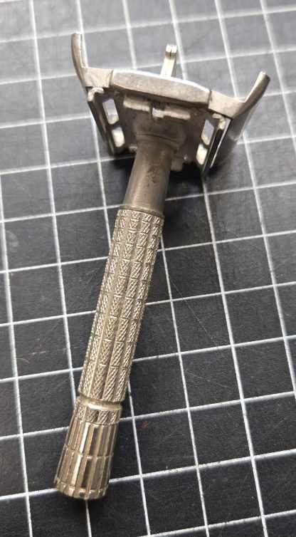 Vintage twist-to-open double-edge safety razor, 1950s or 60s - Image 2
