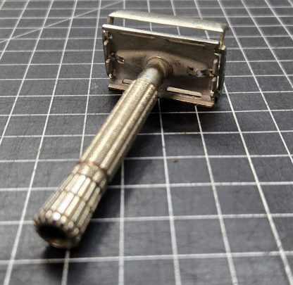 Vintage twist-to-open double-edge safety razor, 1950s or 60s - Image 3